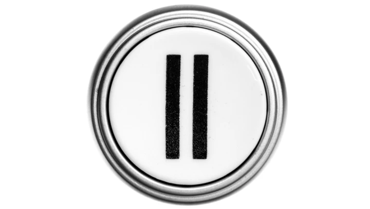 Napęd przycisku 22mm biały z samopowrotem bez adaptera symbol /II/ LPCB1128