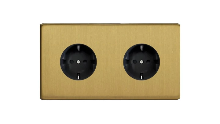 Gniazdo wtyczkowe podwójne z uziemieniem typu Schuko z przesłonami torów prądowych - kolor mosiądz szlifowany + kołnierz wewnętr