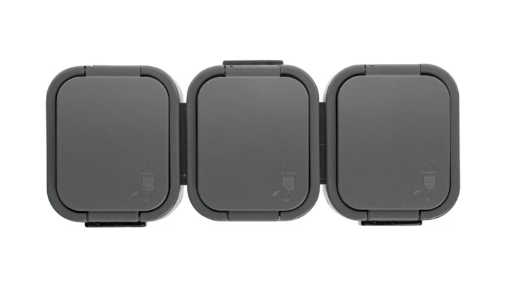 B2 Gniazdo potrójne 3x2P+Z SCHUKO bryzgoodporne z klapką w kolorze wyrobu IP54 szary 00060278