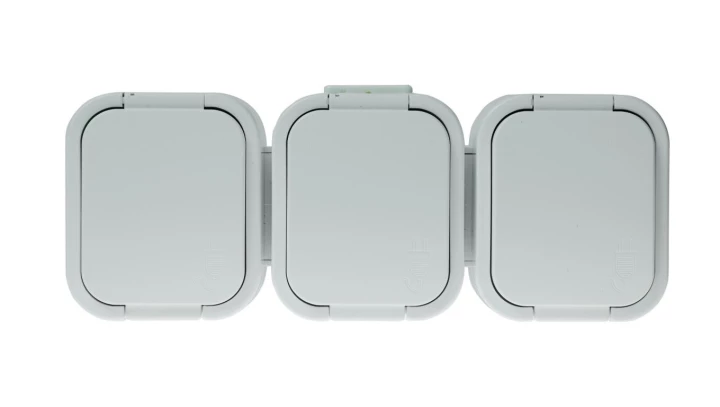 B2 Gniazdo potrójne 3x2P+Z SCHUKO bryzgoodporne z klapką w kolorze wyrobu IP54