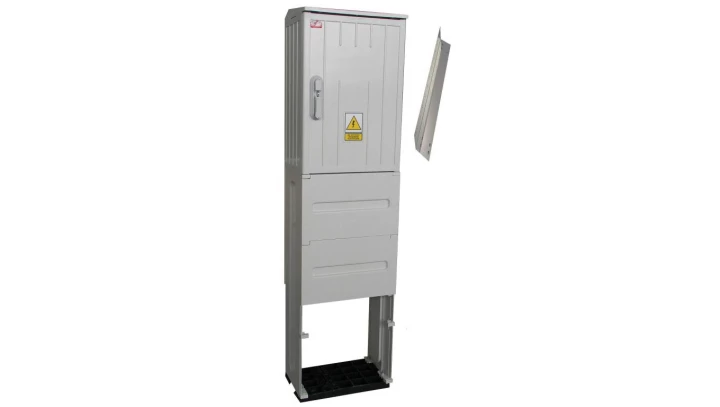 Rozdzielnica elektryczna, obudowa termoutwardzalna na fundamencie z kątownikami typ OZ40x60+F