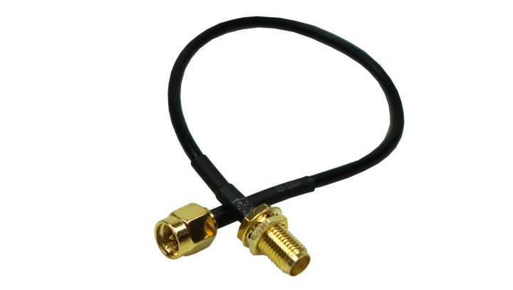 Przedłużacz do obudów i anten SMA, RMAm/SMAf, kabel RG174-20cm, czarny, AT-SMAm-20-SMAf