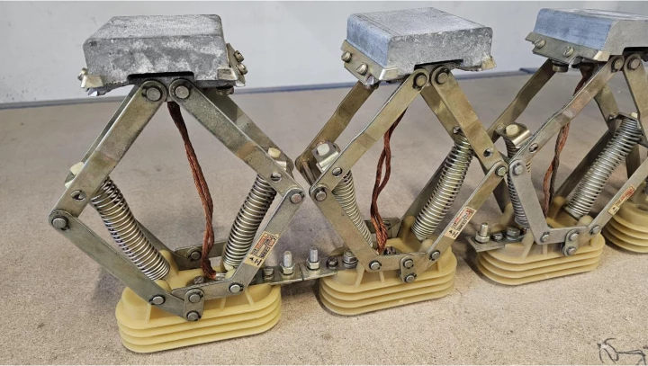 Odbierak prądu sprężynujący DZ-100 A31-2100