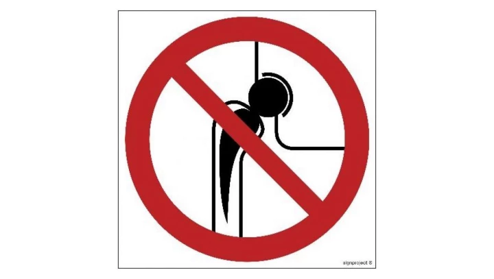 ZNAK - GB042 Zakaz wstępu z metalowymi implantami 15 x 15 cm PS - Płyta 1mm foto.