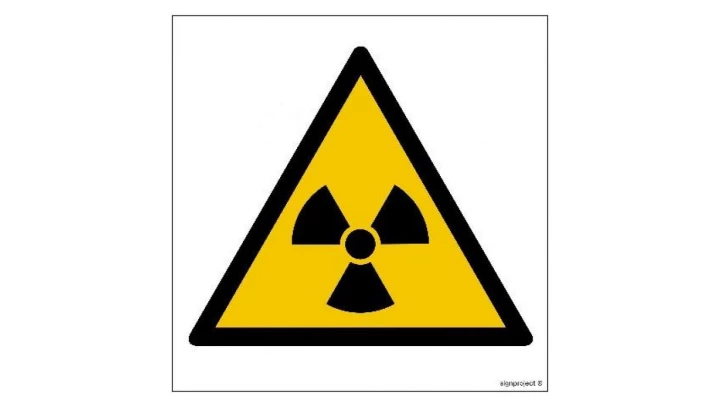 ZNAK - GD003 Ostrzeżenie przed materiałem radioaktywnym lub promieniowaniem jonizującym - arkusz 12 naklejek 5 x 5 cm FS - Folia