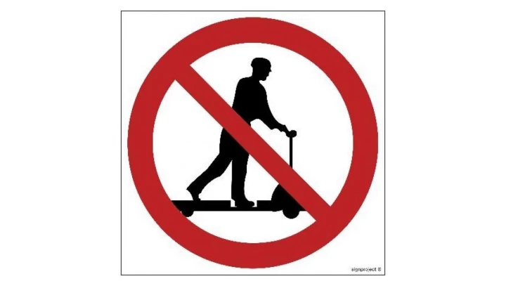 ZNAK - GB001 Zakaz jazdy na urządzeniach transportowych 10 x 10 cm KS - Folia podłogowa foto.