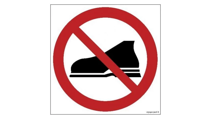 ZNAK - GB009 Zakaz wejścia w obuwiu zewnętrznym 50 x 50 cm FS - Folia samoprzylepna foto.