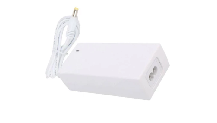 biały biurkowy zasilacz impulsowy 12V/3A/36W z wtykiem DC - 5.5x2.1mm