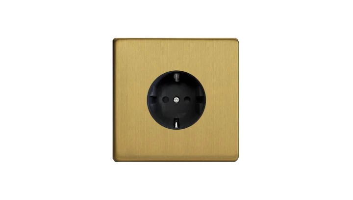 Gniazdo wtyczkowe pojedyncze z uziemieniem typu Schuko - kolor mosiądz szlifowany + kołnierz wewnętrzny czarny