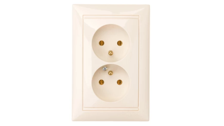 VALENA Gniazdo podwójne z/u 16A IP20 kremowe 774177
