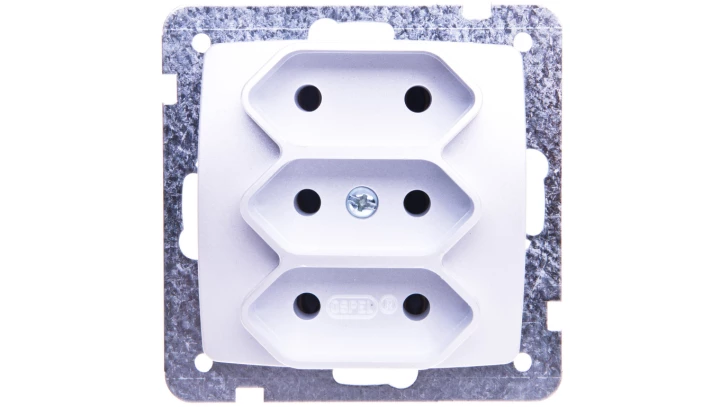 KARO Gniazdo potrójne b/u 2.5A EURO srebrny perłowy GP-3S/m/43