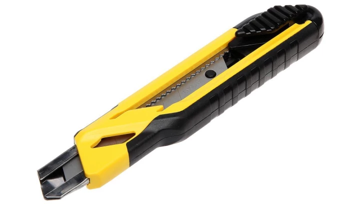 NÓŻ PLASTIKOWY Z 3 OSTRZAMI TPR 18MM