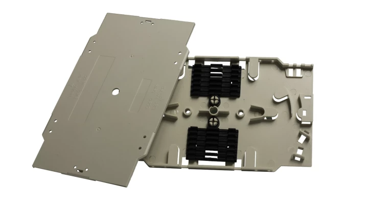 Kaseta światłowodowa z pokrywą i uchwytami na włókna 2x6
