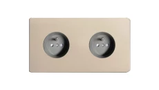 Gniazdo wtyczkowe podwójne z uziemieniem z przesłonami torów prądowych - kolor satyna + kołnierz wewnętrzny szary METG1P.2N-G-DD