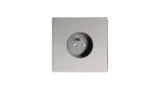 Gniazdo wtyczkowe pojedyncze z uziemieniem z przesłonami torów prądowych - kolor chrom polerowany + kołnierz wewnętrzny szary