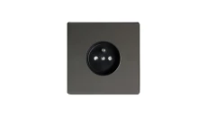 Gniazdo wtyczkowe pojedyncze z uziemieniem z przesłonami torów prądowych - kolor czarne irydium + kołnierz wewnętrzny czarny