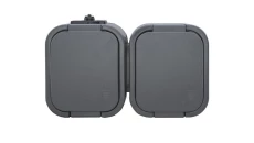 B2 Gniazdo podwójne 2P+Z bryzgoodporne z klapką w kolorze wyrobu IP54 szary 00060278