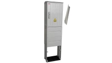 Rozdzielnica elektryczna, obudowa termoutwardzalna na fundamencie z kątownikami typ OZ40x60+F