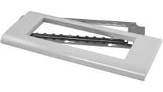 Ramka maskująca 6-modułowa z uchwytem metalowym, do kanałów KP90x60, 110x60, 130x60, 150x60 i puszek PU-6 RAMK-6/M